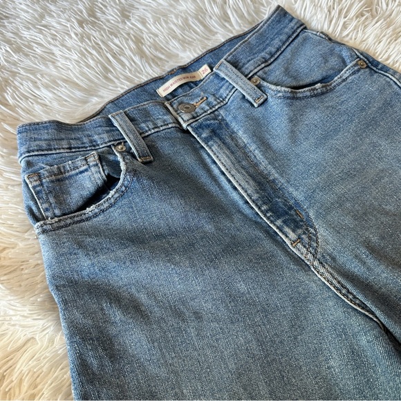 Levi’s High Waisted Mom Jeans Sz 26 Light Wash Distressed Denim - Picture 7 of 14